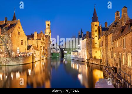 Brügge, Belgien Nachtszene am Rozenhoedkaai. Stockfoto