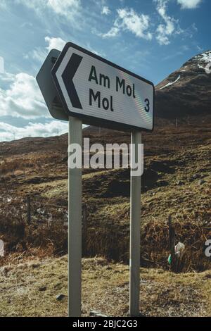 Das Richtungsschild am Mol für eine nicht-primäre Route auf der Isle of Skye in Schottland, Großbritannien
