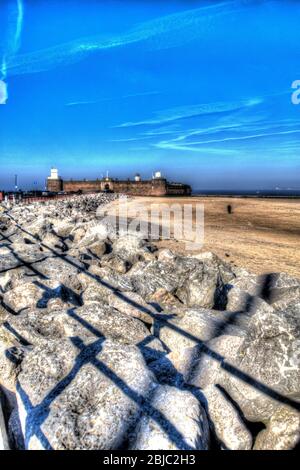 Stadt Wallasey, England. Künstlerische Sicht auf New Brighton Beach mit Fort Perch Rock im Hintergrund. Stockfoto