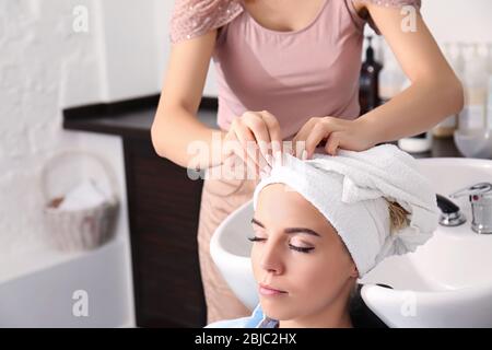 Friseur-Handtuch auf den Kopf des Kunden einwickeln Stockfoto