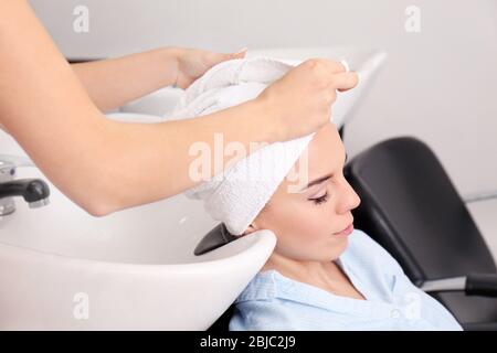 Friseur-Handtuch auf den Kopf des Kunden einwickeln Stockfoto