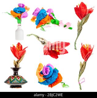 Set von künstlichen bunten Blumen aus Krepppapier isoliert auf weißem Hintergrund Stockfoto
