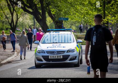 Polizei auf Patrouille im Kelvingrove Park, Glasgow, Großbritannien, während der Sperrung des Corona Virus, um soziale Distanzierung durchzusetzen. Stockfoto