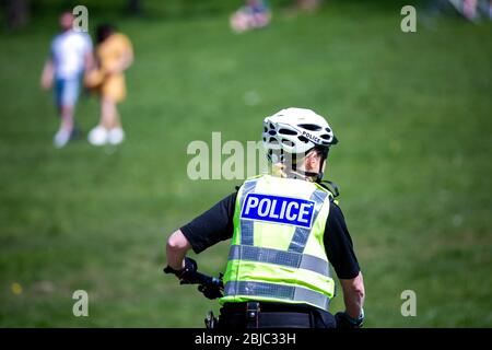 Polizei auf Patrouille im Kelvingrove Park, Glasgow, Großbritannien, während der Sperrung des Corona Virus, um soziale Distanzierung durchzusetzen. Stockfoto