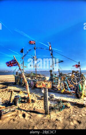 Stadt Wallasey, England. Künstlerische Sicht auf das Piratenschiff Black Pearl am Strand von New Brighton. Stockfoto