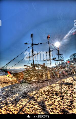 Stadt Wallasey, England. Künstlerische Silhouetten von Black Pearl Piratenschiff am New Brighton Strand. Stockfoto