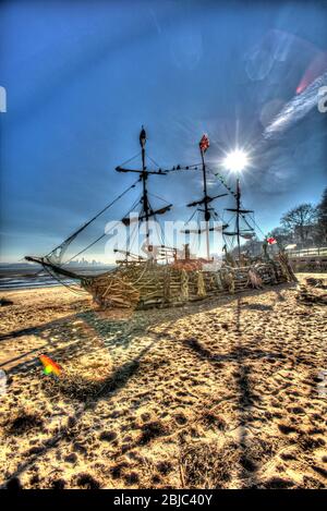 Stadt Wallasey, England. Künstlerische Silhouetten von Black Pearl Piratenschiff am New Brighton Strand. Stockfoto