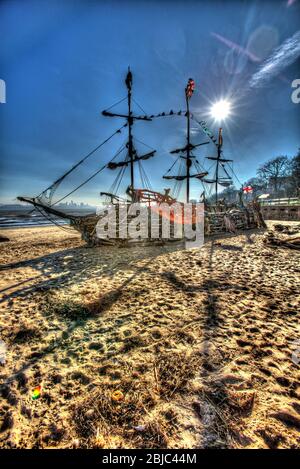 Stadt Wallasey, England. Künstlerische Silhouetten von Black Pearl Piratenschiff am New Brighton Strand. Stockfoto