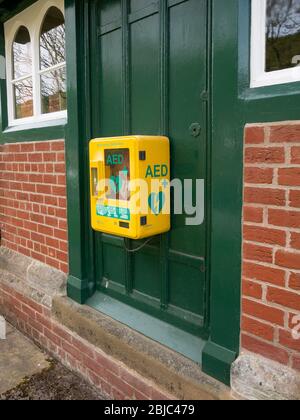 Ein Eirmed-Defibrillator wurde an der Seite des Rathauses im abgelegenen Dorf Thixendale in North Yorkshire installiert. Stockfoto