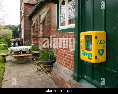 Ein Eirmed-Defibrillator wurde an der Seite des Rathauses im abgelegenen Dorf Thixendale in North Yorkshire installiert. Stockfoto