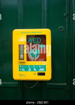 Ein Eirmed-Defibrillator wurde an der Seite des Rathauses im abgelegenen Dorf Thixendale in North Yorkshire installiert. Stockfoto