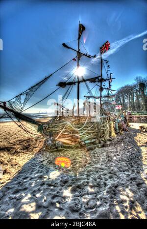 Stadt Wallasey, England. Künstlerische Silhouetten von Black Pearl Piratenschiff am New Brighton Strand. Stockfoto