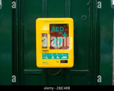 Ein Eirmed-Defibrillator wurde an der Seite des Rathauses im abgelegenen Dorf Thixendale in North Yorkshire installiert. Stockfoto