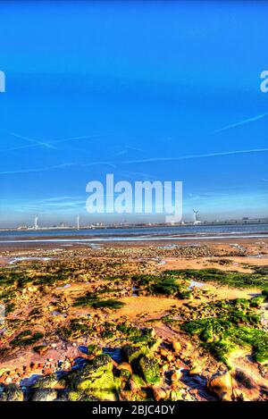 Stadt Wallasey, England. Künstlerische Sicht auf den Strand von New Brighton mit dem Fluss Mersey und der Hafenstadt Liverpool im Hintergrund. Stockfoto