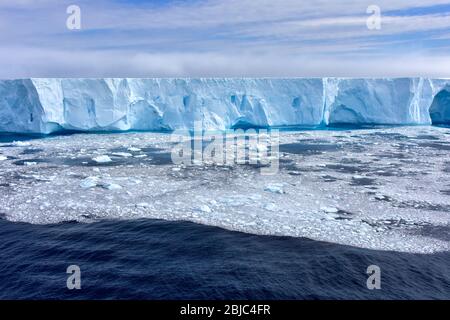 Ein großer blauer Eisberg und Eisscholle in der Antarktis. Stockfoto