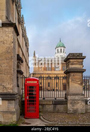 Sheldonian Theatre, entworfen von Sir Christopher Wren; Bodleian Library; rote Telefonbox. Während der Sperrung des Coronavirus/Covid-19 stumm Stockfoto