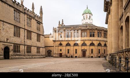 Das Sheldonian Theater, entworfen von Sir Christopher Wren; Bodleian Library; Clarendon Building. Während der Sperrung des Coronavirus/Covid-19 stumm Stockfoto