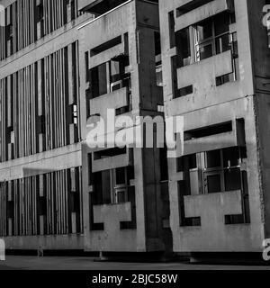 Beispiel für den Stil der Brutalistischen Architektur. Details eines brutalistischen Betongebäudes. Teil des Centre National de la Danse (Nationales Tanzzentrum), publ Stockfoto