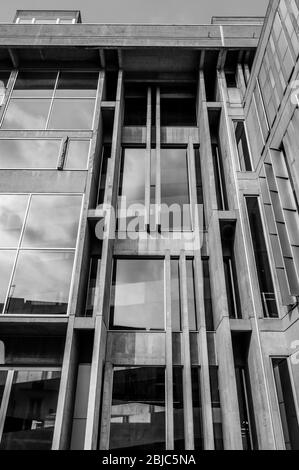 Beispiel für den Stil der Brutalistischen Architektur. Details eines brutalistischen Betongebäudes. Teil des Centre National de la Danse (Nationales Tanzzentrum), publ Stockfoto