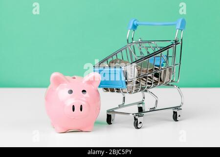 Rosa Sparschwein mit Warenkorb. Nahaufnahme. Stockfoto