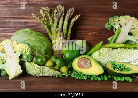 Grünes Gemüse auf hölzernen Hintergrund Stockfoto