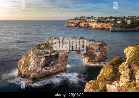 Naturbogen im mittelmeer, Sonnenaufgang mit goldenem Sonnenlicht und schönen bunten Himmel, Santanyi, Mallorca, Spanien. Stockfoto