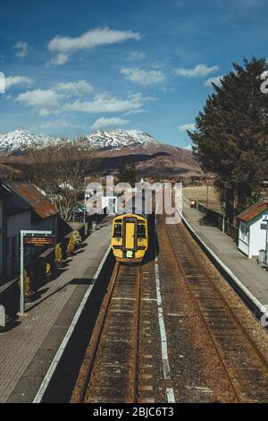 Schottland/UK-20/3/18: Erster ScotRail Klasse 156 Super Sprinter verlässt den Bahnhof Strathcarron auf der Kyle of Lochalsh Line im Strathcarron Stockfoto