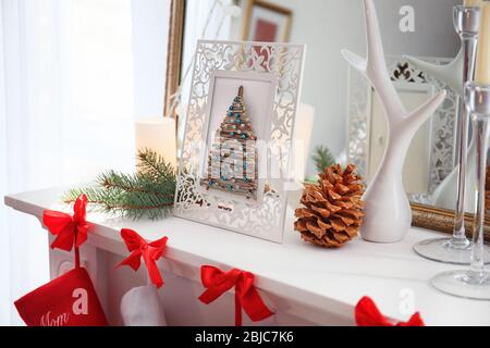 Handgefertigter Weihnachtsbaum im Bilderrahmen auf Kaminsims Stockfoto