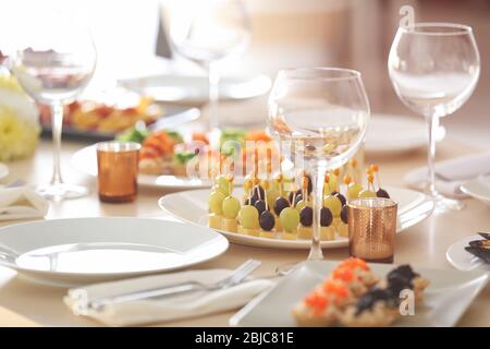 Teller mit leckeren Häppchen auf dem Tisch serviert für Urlaub Buffet Stockfoto