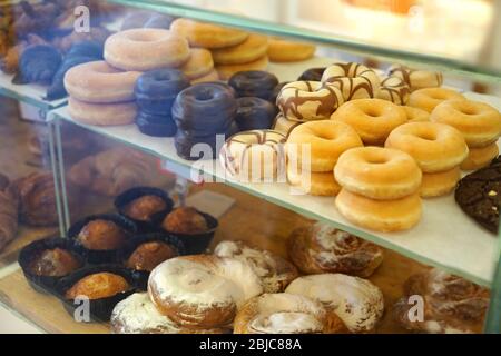 Köstliche Donuts auf Regalen Nahaufnahme Stockfoto