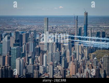 New York, Usa. April 2020. Die U.S. Navy Demonstration Squadron, die Blue Angels, fliegen über Manhattan während der Amerika Strong Überführung 28. April 2020 in New York City. America Strong ist ein Gruß der Marine und der Luftwaffe, um im Rahmen der COVID-19-Pandemie Beschäftigte im Gesundheitswesen, Ersthelfer und andere wichtige Mitarbeiter zu würdigen. Kredit: Cory Bush/USA Air Force/Alamy Live News Stockfoto