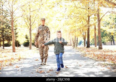 Mutter Soldat und kleines Kind zu Fuß im Park Stockfoto