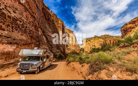 Camper Van auf Canyon Panoramastraße im Capitol Reef National Park, Utah, USA Stockfoto