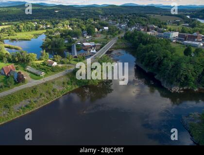 Der Ammonooosuc River fließt unter der Haverhill-Bath Covered Bridge und in den Connecticut River im Dorf Woodsville, Haverhill, New Hampshi Stockfoto
