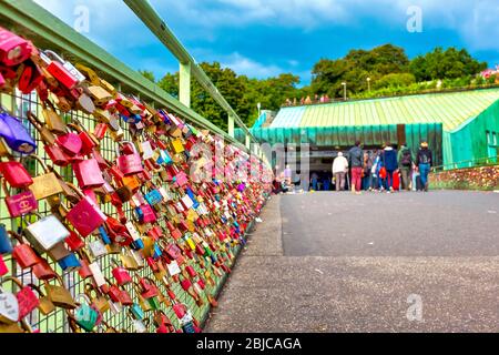 Love locks auf der Brücke zur U-Bahnstation Landungsbrücken, Hamburg, Deutschland Stockfoto