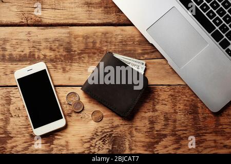 Arbeitsplatz mit stilvollem Lederetui und Smartphone Stockfoto