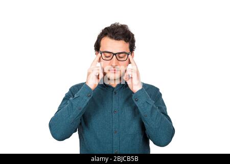 Porträt des erschöpften Geschäftsmann hält die Finger zu seinen Schläfen, Augen geschlossen, fühlt Kopfschmerzen isoliert auf weißem Hintergrund. Müde Geschäftsleute, hoch Stockfoto