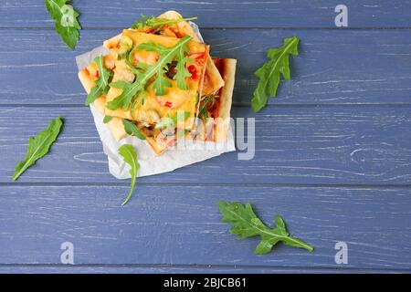 Köstliche Pizzabschnitte auf Pergament gestapelt Stockfoto