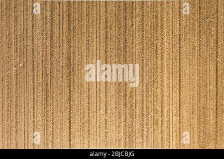 Gepflügt Feld in ländlichen Raum. Landschaft der landwirtschaftlichen Felder Stockfoto