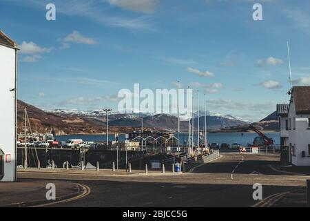 Schottland/UK-20/3/18: Blick auf den Ullapool Hafen. Ullapool ist ein Dorf mit rund 1,500 Einwohnern in Ross und Cromarty, schottischen Highlands, gelegen Stockfoto