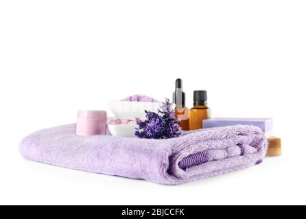 Zusammensetzung der Spa-Lavendel-Behandlungen auf weißem Hintergrund Stockfoto