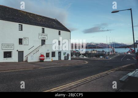 Schottland/UK-20/3/18: Blick auf den Ullapool Hafen. Ullapool ist ein Dorf mit rund 1,500 Einwohnern in Ross und Cromarty, schottischen Highlands, gelegen Stockfoto