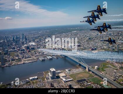 Philadelphia, Usa. April 2020. Die U.S. Air Force Air Demonstration Squadron, die Thunderbirds, Lower und die Navy Demonstration Squadron, die Blue Angels, oben, fliegen über Camden und Philadelphia während der Amerika Strong Flyover 28. April 2020 in Philadelphia, Pennsylvania. America Strong ist ein Gruß der Marine und der Luftwaffe, um im Rahmen der COVID-19-Pandemie Beschäftigte im Gesundheitswesen, Ersthelfer und andere wichtige Mitarbeiter zu würdigen. Kredit: Cory Bush/USA Air Force/Alamy Live News Stockfoto