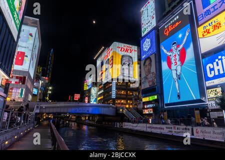 Nachtansicht der berühmten Glico Running man Werbetafel im Dotonbori Kanal, Namba Bezirk, Osaka, Japan Stockfoto