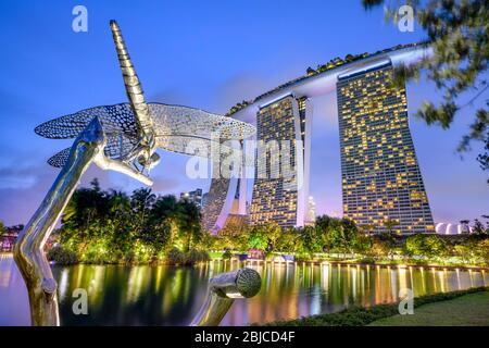 Singapur 02. Januar 2020 : Gärten an der Bucht mit den Superbäumen in der Nacht, im Hintergrund das Marina Bay Sands Hotel Stockfoto