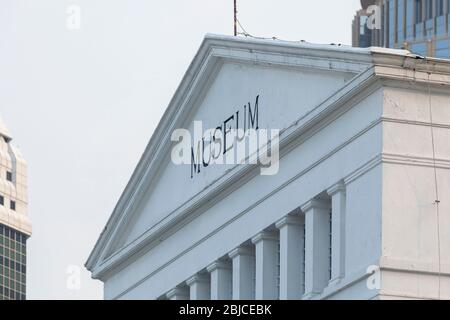 Jakarta, Indonesien - 14. Juli 2019: Nahaufnahme des Giebels vom Hauptzugangsbereich des ​​the National Museum of Indonesia. Stockfoto