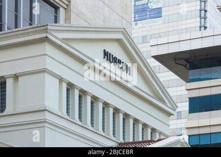 Jakarta, Indonesien - 14. Juli 2019: Nahaufnahme des Giebels vom Hauptzugangsbereich des ​​the National Museum of Indonesia. Stockfoto