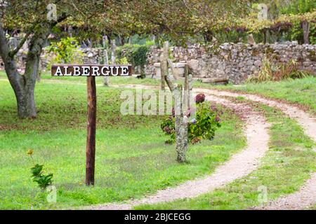 Albergue Schild im Garten, Herberge, Schild für Pilger auf dem Jakobsweg, Camino de Santiago, Spanien. Stockfoto