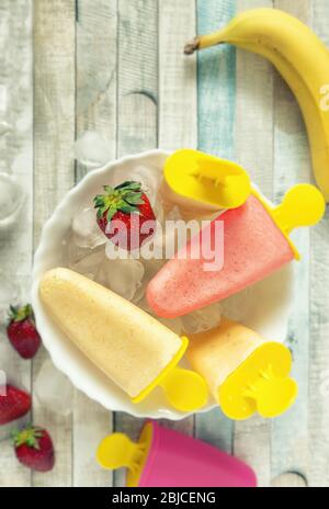 Flacher Lay von hausgemachten Früchten Eis Eis Eis Eis Eis Eis Eis Bananen und Erdbeeren köstliche Sommer erfrischend Stockfoto