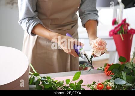 Weibliche Floristin Hände machen Komposition mit Blumen Nahaufnahme Stockfoto